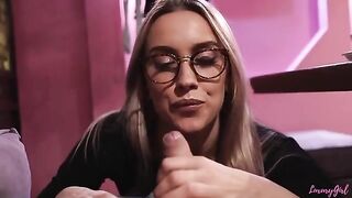 A couple made a blowjob to their friends in the restaurant, very risky!