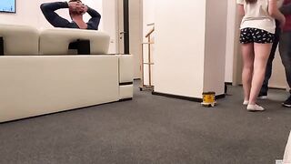 A delivery guy got his cock sucked by a wife in a hot cuckold scene