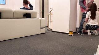 A delivery guy got his cock sucked by a wife in a hot cuckold scene