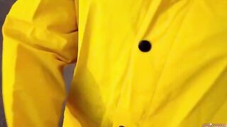 A guy met his ex-girlfriend on the street and fucked her in the mouth publicly