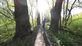 A cum shot in the mouth of a girl in a public place outdoors