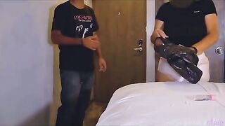 Real sex, I ask for a consolador online and get fucked by the delivery guy, young and inexperienced