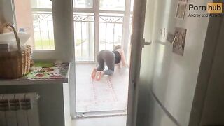 A stepmom is stuck on the balcony, so I had to help her 