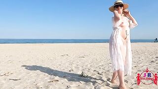 A couple got fucked on the public beach for the first time