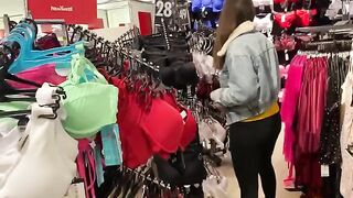 Shopping with ChihuahuaSU in the gallery ends in unexpected toilet action