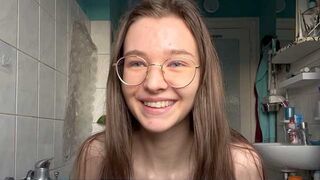 Teen Squirt! Fick den Riesendildo - a hot German teen gets fucked hard by a huge dick