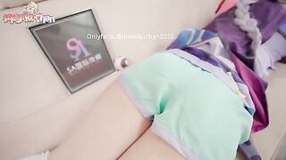 Qiqi's thick thighs are used for massage, resulting in a wet pussy
