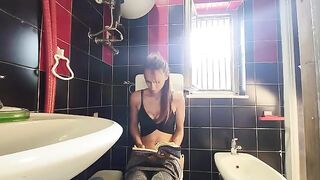 My tattooed friend gave me a footjob in the bathroom, it was amazing!