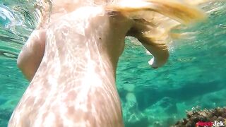 Underwater sex with a big ass on the beach