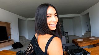 The DJ gave a girl a special sex lesson