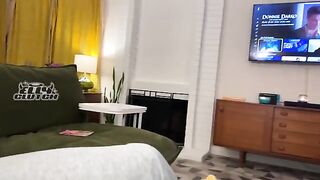 Date with a girl from Tinder turns into a threesome with her roommate
