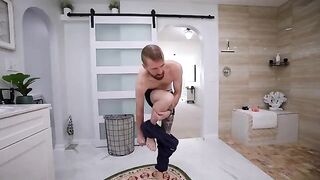 Stepbrother peeping on his stepsister in the bath tub
