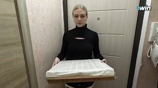 The hot delivery girl got fucked after eating a pizza