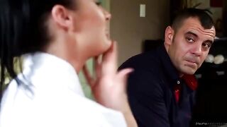 Alektra Blue makes a guy cum by massaging him