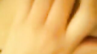 A beautiful girl has a juicy pussy and she likes to play with it on cam