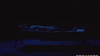 The guy finishes cum in the nurse’s pussy for analysis