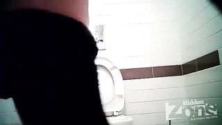Camera in the shop toilet, unexpected encounter caught on film
