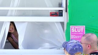 Fella fucked his girlfriend in a mobile canteen