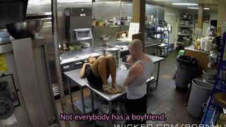 A girl worked hard and wanted to relax sexuellement