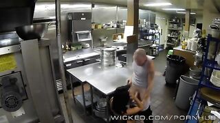 A girl worked hard and wanted to relax sexuellement