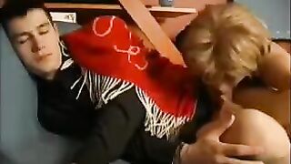 A mom woke up her son with a blowjob, what a hell!