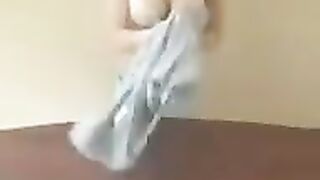 A chick with big milk is giving a master class on how to handle it