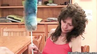A mature woman plays with her pussy using her fingers in this hot video