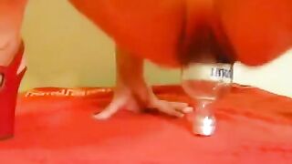 Fisting with a bottle and a large dildo, amazing!