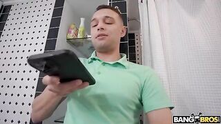 The hot stepmom can not resist the influence of passion
