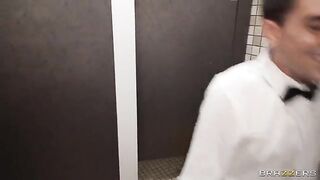 A big round ass is served to the waiter in a toilet