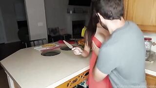 You need to see this before you can have dinner with this babe