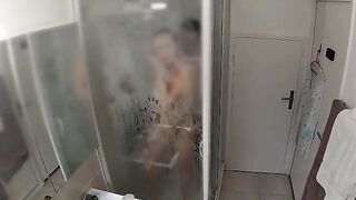 A man couldn´t wash his hands because of a busty brunette in the shower