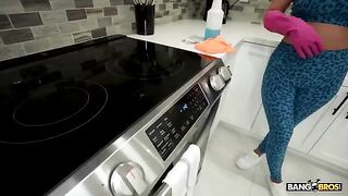 The maid is a professional in giving blowjobs!