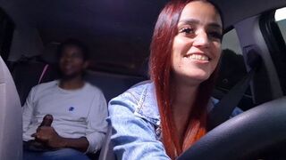 A hot chick showed herself in an empty road, the man fucked her in the car