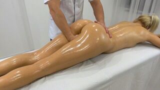 A masseur who couldn’t resist gave himself to a client with an ass like that